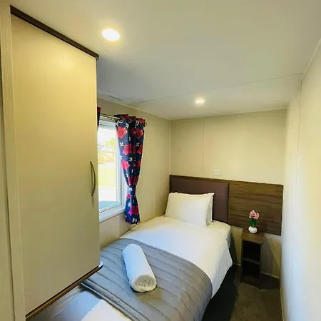 בית נופש The Hideaway With Hot Tub *
