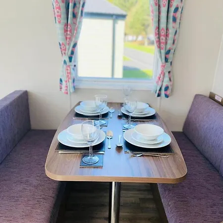 The Hideaway With Hot Tub بيت للعطل